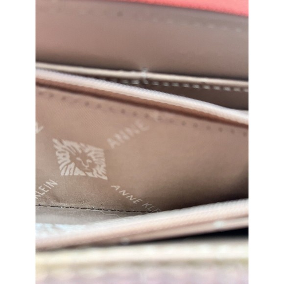 ✅SOLD Anne Klein Wallet Pale Pink Zip Around Gold Bow Pebble Texture - Picture 6 of 8